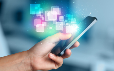 Eine Hand hält ein Smartphone mit farbigen Quadern